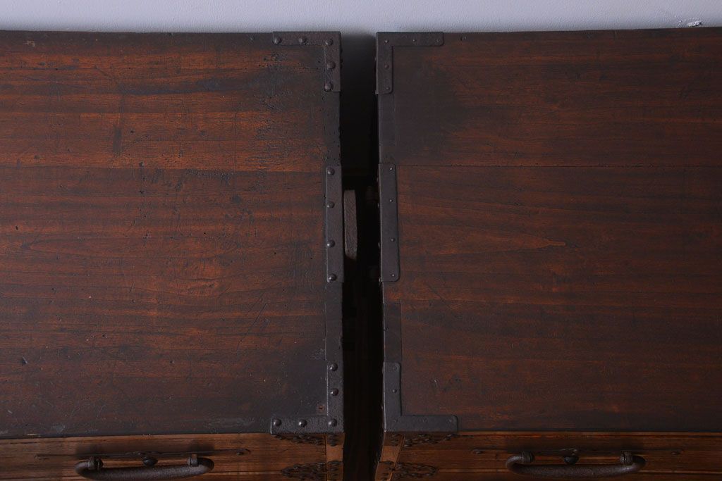 アンティーク家具　古民具・骨董　明治期　重厚な金具のアンティーク衣装箪笥