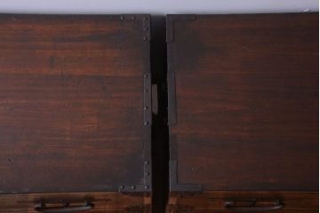 アンティーク家具　古民具・骨董　明治期　重厚な金具のアンティーク衣装箪笥