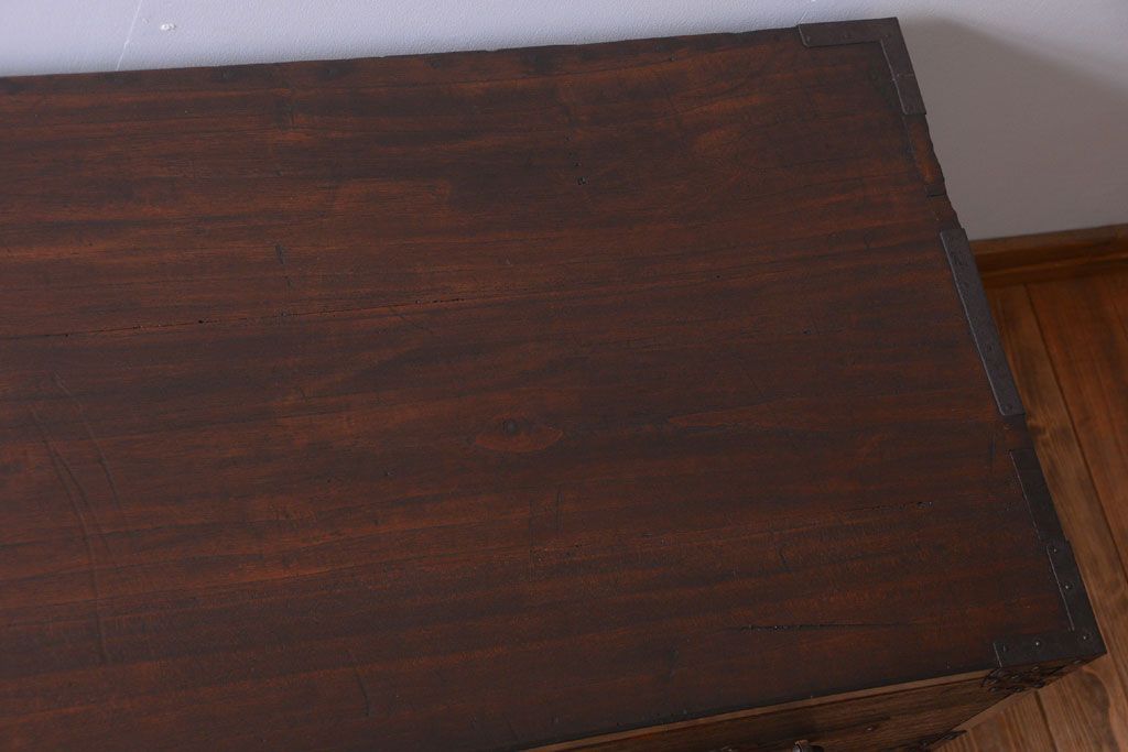 アンティーク家具　古民具・骨董　明治期　重厚な金具のアンティーク衣装箪笥