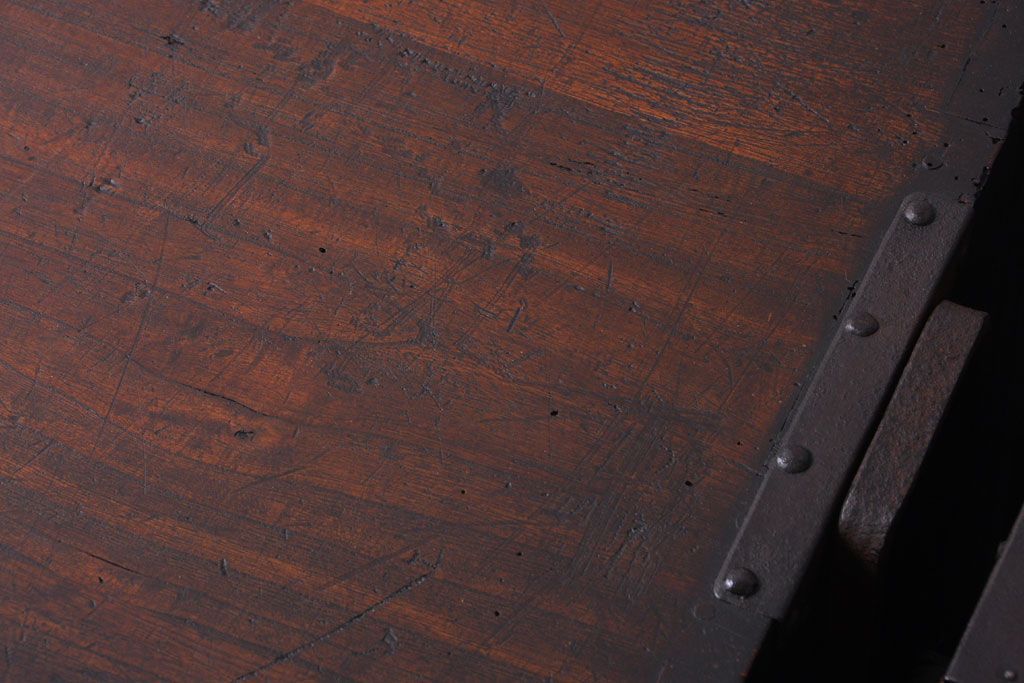 アンティーク家具　古民具・骨董　明治期　重厚な金具のアンティーク衣装箪笥