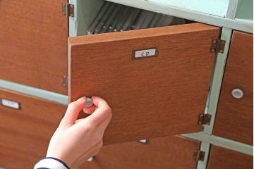 レトロ家具　アンティーク　レトロでかわいい脚付きマス目棚ロッカー