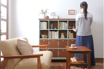 レトロ家具　アンティーク　レトロでかわいい脚付きマス目棚ロッカー