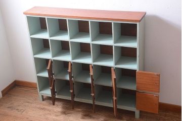 レトロ家具　アンティーク　レトロでかわいい脚付きマス目棚ロッカー