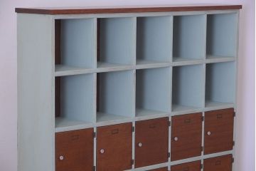 レトロ家具　アンティーク　レトロでかわいい脚付きマス目棚ロッカー
