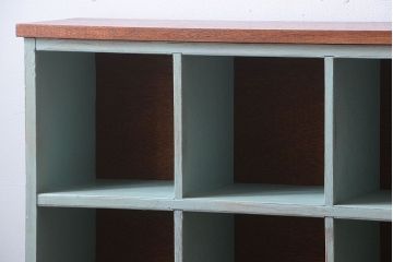 レトロ家具　アンティーク　レトロでかわいい脚付きマス目棚ロッカー
