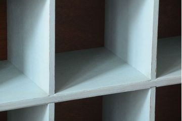 レトロ家具　アンティーク　レトロでかわいい脚付きマス目棚ロッカー