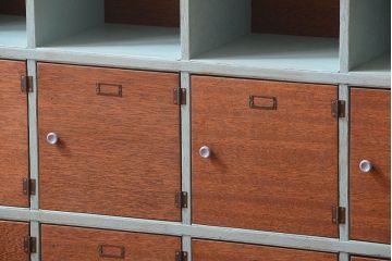 レトロ家具　アンティーク　レトロでかわいい脚付きマス目棚ロッカー