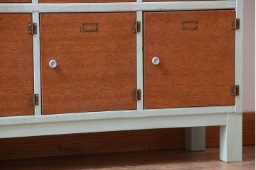 レトロ家具　アンティーク　レトロでかわいい脚付きマス目棚ロッカー