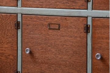 レトロ家具　アンティーク　レトロでかわいい脚付きマス目棚ロッカー