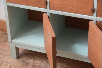 レトロ家具　アンティーク　レトロでかわいい脚付きマス目棚ロッカー