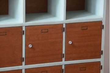 レトロ家具　アンティーク　レトロでかわいい脚付きマス目棚ロッカー