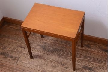 レトロ家具　昭和レトロ　古い木製のシンプルなアンティークサイドテーブル