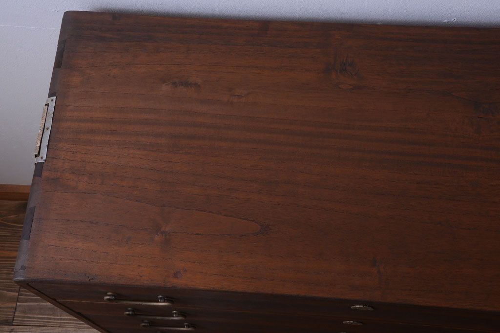 アンティーク家具　和製アンティーク　古い桐材のシックな衣装箪笥(桐箪笥、桐たんす)