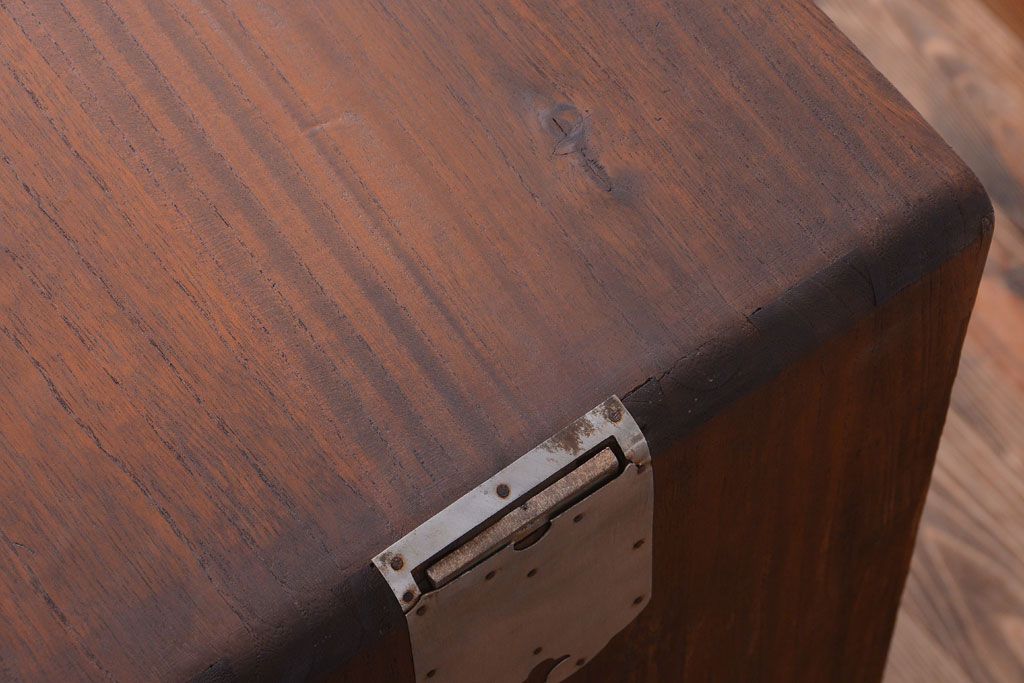 アンティーク家具　和製アンティーク　古い桐材のシックな衣装箪笥(桐箪笥、桐たんす)