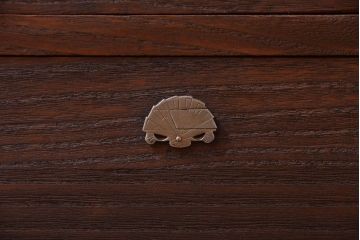 アンティーク家具　和製アンティーク　古い桐材のシックな衣装箪笥(桐箪笥、桐たんす)