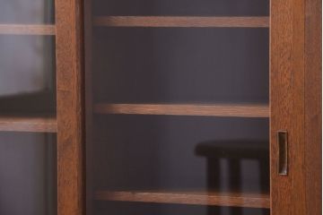 アンティーク家具　和製アンティーク　古い木のシンプルな引き出し付きガラス戸棚(収納棚)