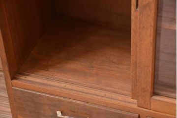アンティーク家具　和製アンティーク　古い木のシンプルな引き出し付きガラス戸棚(収納棚)