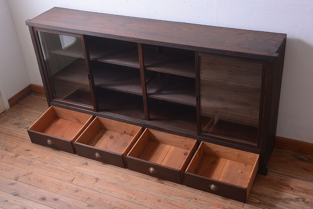 アンティーク家具　和製アンティーク　4枚引き戸付き!古い木製の横型戸棚