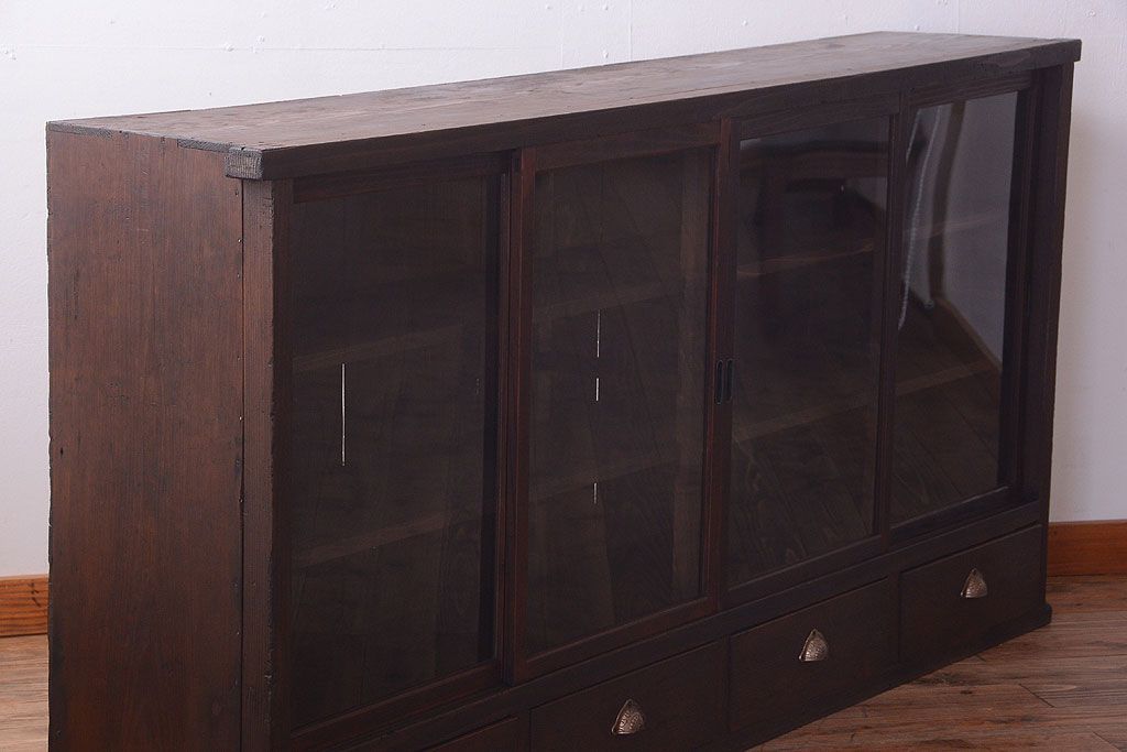 アンティーク家具　和製アンティーク　4枚引き戸付き!古い木製の横型戸棚