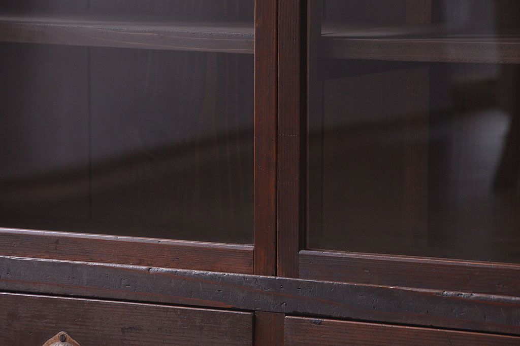 アンティーク家具　和製アンティーク　4枚引き戸付き!古い木製の横型戸棚