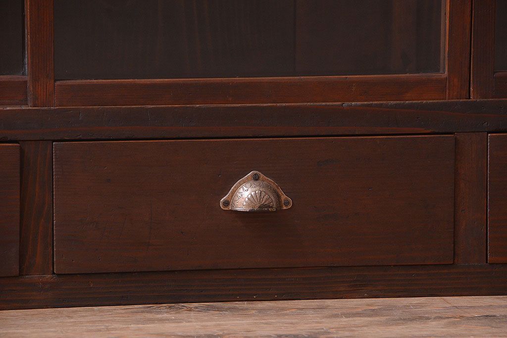 アンティーク家具　和製アンティーク　4枚引き戸付き!古い木製の横型戸棚