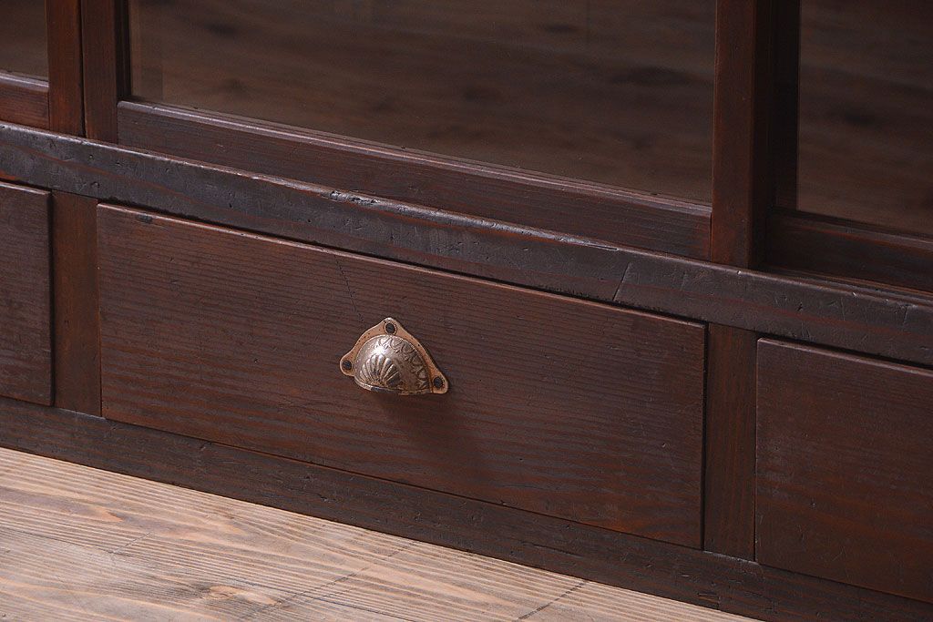 アンティーク家具　和製アンティーク　4枚引き戸付き!古い木製の横型戸棚