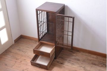 アンティーク家具　和製アンティーク　格子がモダンな縦型の小さなガラスケース