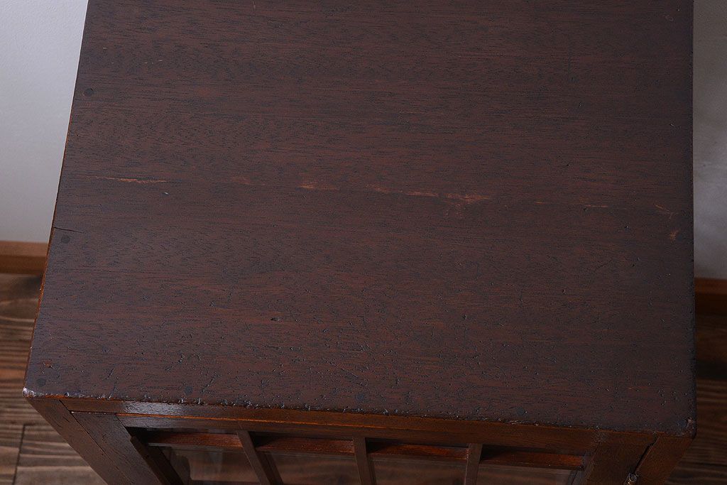 アンティーク家具　和製アンティーク　格子がモダンな縦型の小さなガラスケース