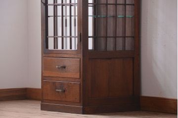 アンティーク家具　和製アンティーク　格子がモダンな縦型の小さなガラスケース