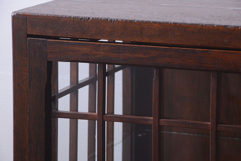 アンティーク家具　和製アンティーク　格子がモダンな縦型の小さなガラスケース