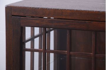 アンティーク家具　和製アンティーク　格子がモダンな縦型の小さなガラスケース