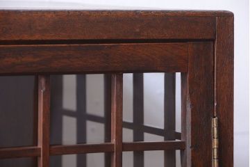 アンティーク家具　和製アンティーク　格子がモダンな縦型の小さなガラスケース