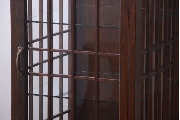 アンティーク家具　和製アンティーク　格子がモダンな縦型の小さなガラスケース