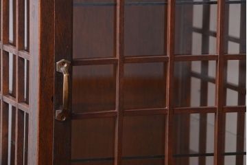 アンティーク家具　和製アンティーク　格子がモダンな縦型の小さなガラスケース