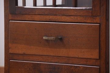 アンティーク家具　和製アンティーク　格子がモダンな縦型の小さなガラスケース