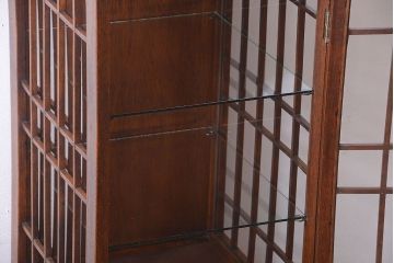 アンティーク家具　和製アンティーク　格子がモダンな縦型の小さなガラスケース