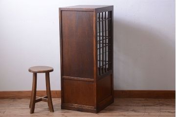 アンティーク家具　和製アンティーク　格子がモダンな縦型の小さなガラスケース