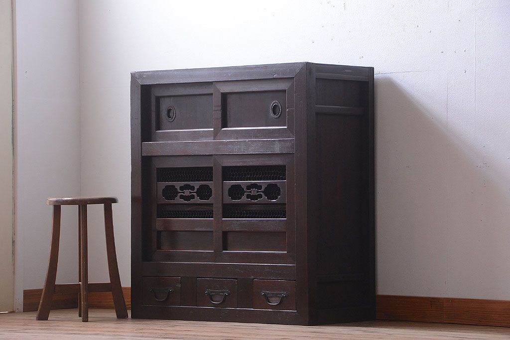 アンティーク家具　古民具・骨董　重厚な鉄脚がモダンな小さなアンティーク水屋箪笥