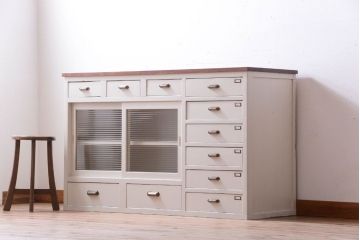 アンティーク家具　アンティークペイント　ネームプレート付きモールガラス戸棚