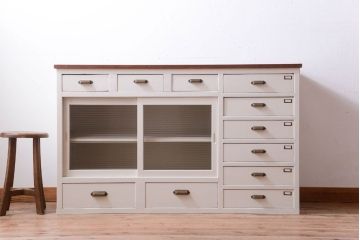 アンティーク家具　アンティークペイント　ネームプレート付きモールガラス戸棚