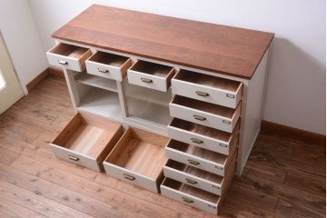アンティーク家具　アンティークペイント　ネームプレート付きモールガラス戸棚