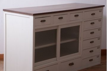 アンティーク家具　アンティークペイント　ネームプレート付きモールガラス戸棚