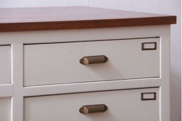 アンティーク家具　アンティークペイント　ネームプレート付きモールガラス戸棚