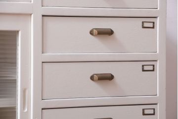 アンティーク家具　アンティークペイント　ネームプレート付きモールガラス戸棚