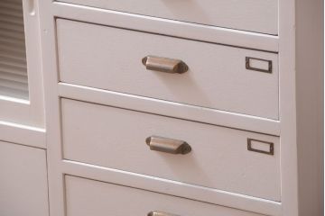 アンティーク家具　アンティークペイント　ネームプレート付きモールガラス戸棚