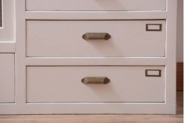 アンティーク家具　アンティークペイント　ネームプレート付きモールガラス戸棚
