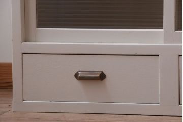 アンティーク家具　アンティークペイント　ネームプレート付きモールガラス戸棚