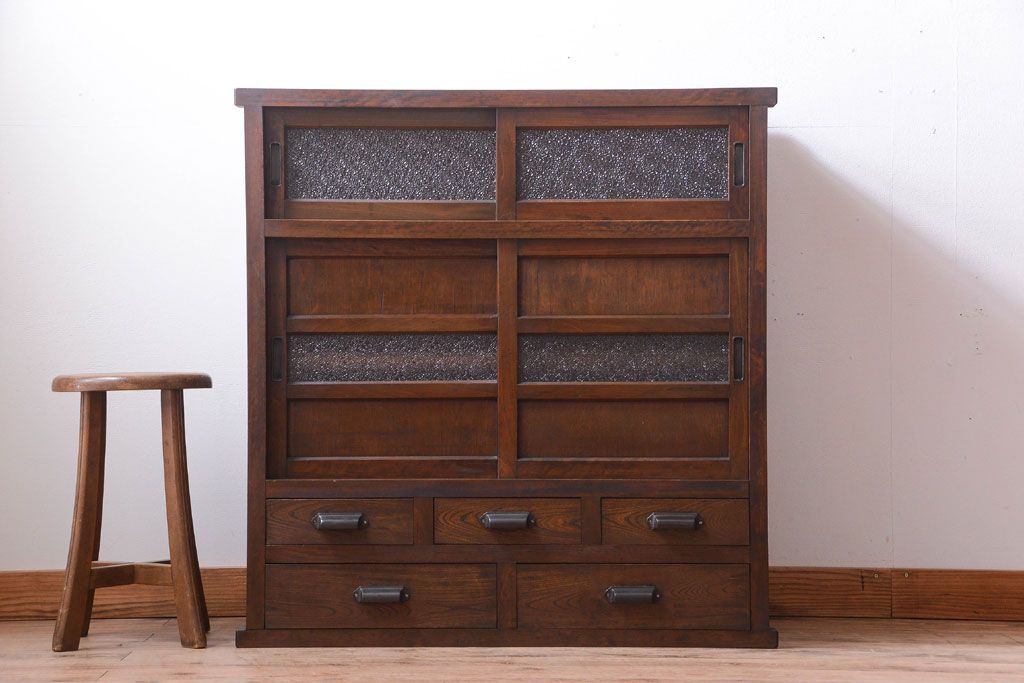 アンティーク家具　和製アンティーク　引き出し5杯付き!古い木のデザインガラス戸収納棚