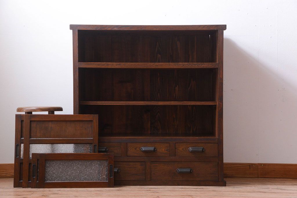 アンティーク家具　和製アンティーク　引き出し5杯付き!古い木のデザインガラス戸収納棚