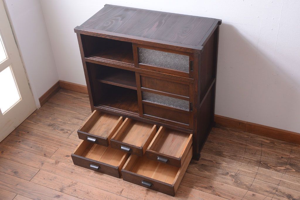 アンティーク家具　和製アンティーク　引き出し5杯付き!古い木のデザインガラス戸収納棚